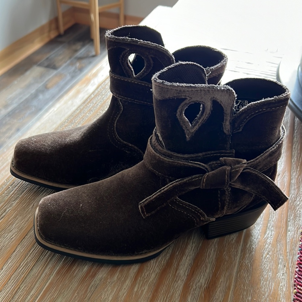 Brand new Justin Booties 7.5B